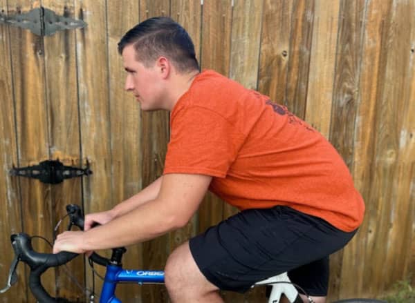 Hombre en bicicleta con postura correcta